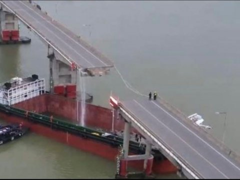 Yük gəmisi körpüyə çırpıldı - Maşınlar çaya düşdü