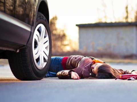 Qəzada xəsarət alan qadın öldü