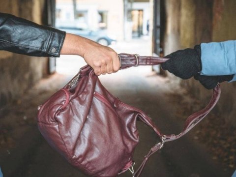 İçərisində pul və bank kartları olan çanta oğurlandı