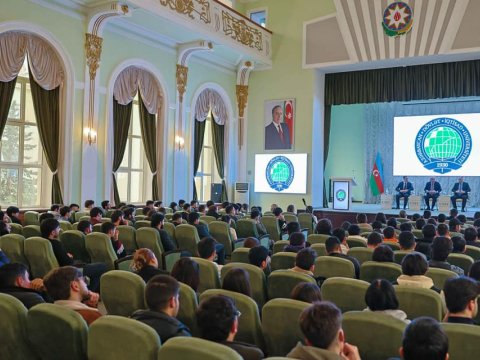 UNEC rektoru akademik borcu olan tələbələrlə görüşdü
