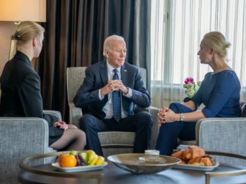 Bayden Navalnının həyat yoldaşı və qızı ilə görüşdü