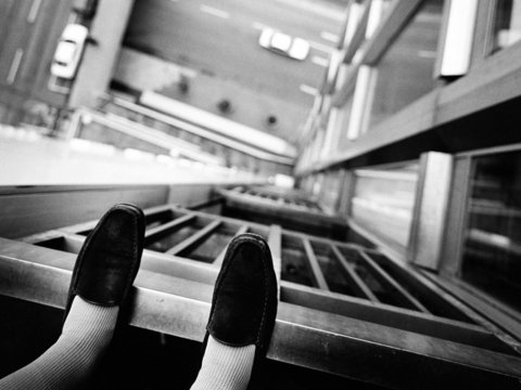 Qadın özünü 16-cı mərtəbədən ataraq öldürdü