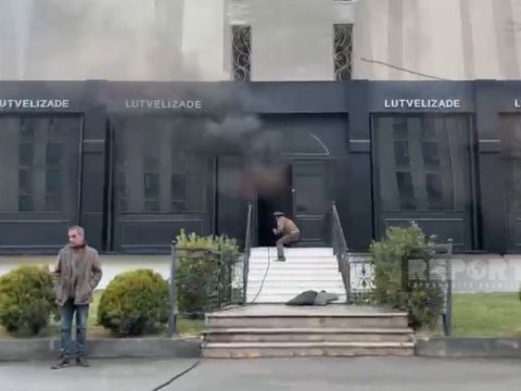 Bakıda ayaqqabı mağazasında yanğın - VİDEO