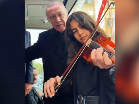 Ərdoğan skripkaçı qızla Çanakkale türküsünü ifa etdi - VİDEO