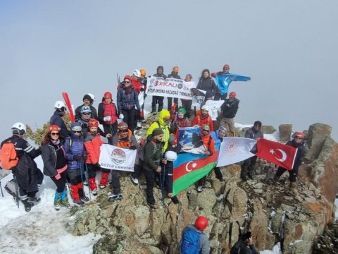 Türkiyəli alpinistlər Xocalı qurbanlarının xatirəsini Haçadağın zirvəsində andılar - FOTO