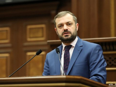 Erməni deputat istefa verdi