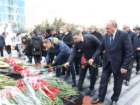 Dövlət Komitəsinin kollektivi “Ana harayı” abidəsini ziyarət edib - FOTO