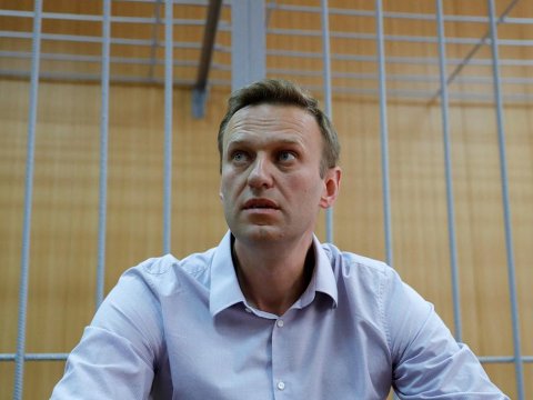 Navalnının portreti olan vərəqələri yapışdıran şəxs SAXLANILIB