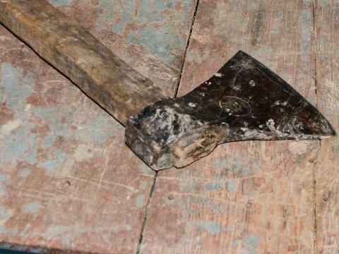 Sumqayıtda ata oğlunu BALTALADI