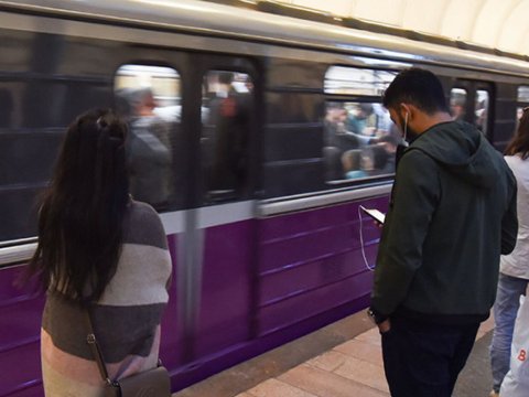 Metroda qadının cibindən telefon oğurlandı