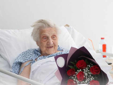 Bakı Sağlamlıq Mərkəzində müalicə alan veterana baş çəkildi - FOTO