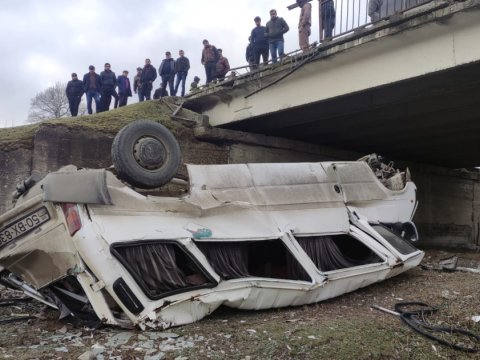 Mikroavtobus dərəyə aşdı - Sürücü yaralandı