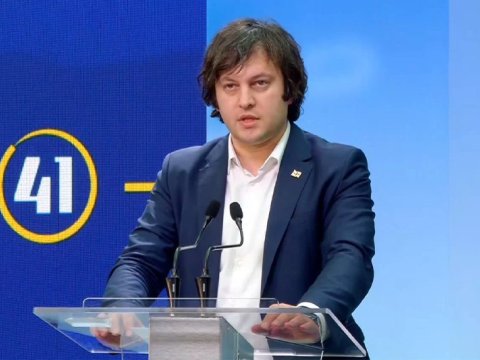 Baş nazir sələfinin kadrlarını \