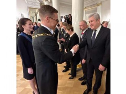 Yeni seçilmiş prezident and içdi