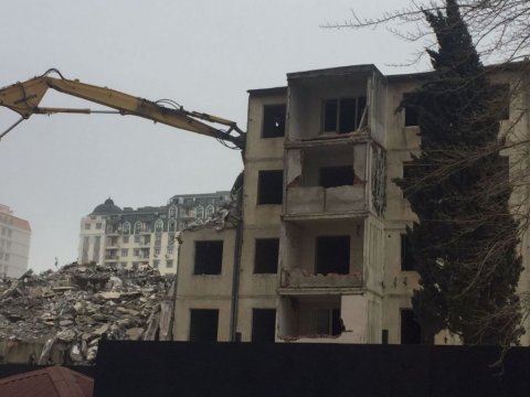 Bakının bu ərazisində qəzalı binalar SÖKÜLÜR