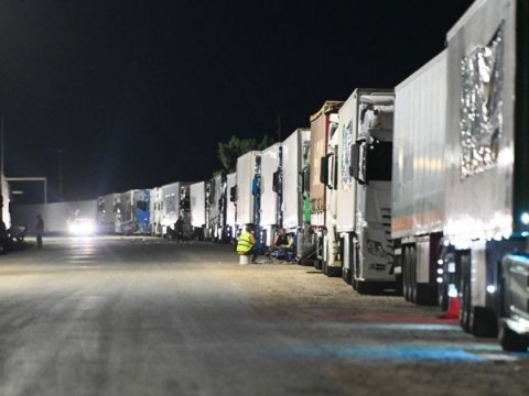 İsrail Qəzzaya humanitar yardım aparan yük maşınlarına icazə verdi