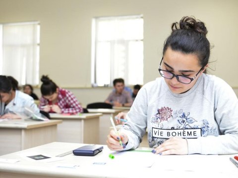 Dörd gündə 25 min abituriyent ali məktəb imtahanlarına sənəd VERİB