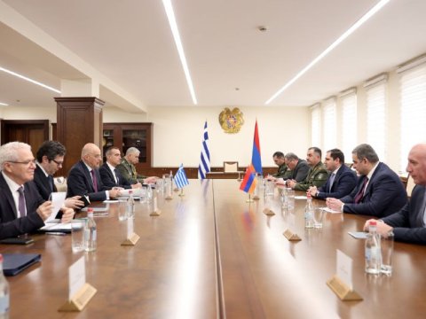 Papikyan yunan həmkarı ilə görüşdü