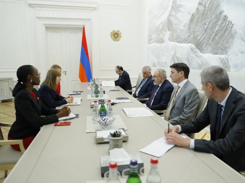 Paşinyan Dünya Bankının vitse-prezidenti ilə görüşüb