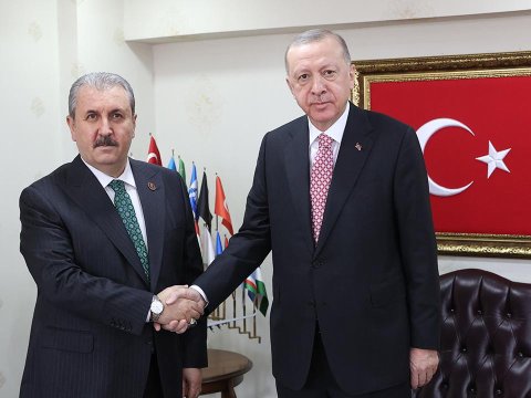 AKP-nin müttəfiqi olan partiyanın sədri QƏZAYA DÜŞDÜ - FOTO