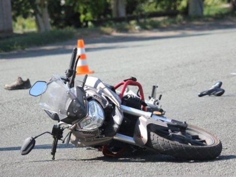 Motosikletçi sərxoş kişinin üstündən keçərək öldürdü
