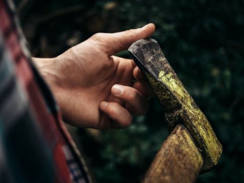 Kişi arvadını və özünü baltaladı