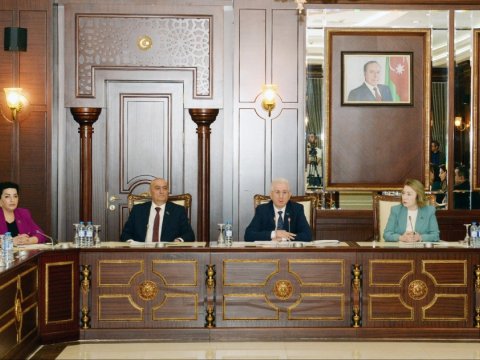 2026-cı ildə müəllimlər 1000 manatdan yuxarı maaş alacaqlar - Komitə sədri