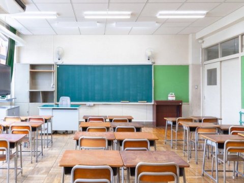 Parlamentdə təhsil müzakirəsi: Deputat valideynləri, Nazirlik məktəbləri müdafiə etdi