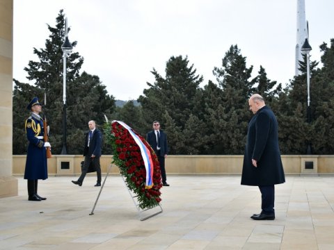Rusiya Baş naziri Şəhidlər xiyabanını ziyarət etdi