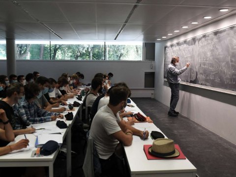 “Kişi müəllimlərə daha çox maaş vermək diskriminativ yanaşmadır” - DİREKTOR