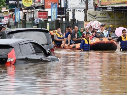 İndoneziyada təbii fəlakət - Ölənlər var
