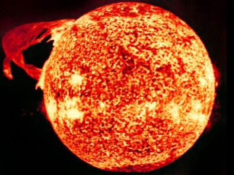 Günəşdə güclü partlayış baş verib