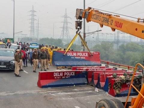 Hindistanda etirazlar - Fermerlər dəmir yolunu bağladılar