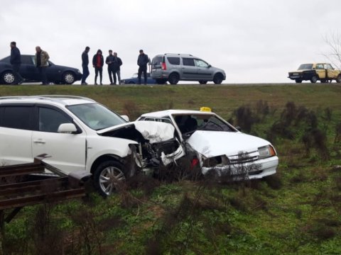 Biləsuvarda qəza: 2 nəfər yaralandı