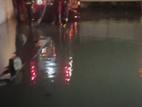 Güclü yağış nəticəsində evi su basdı - VİDEO