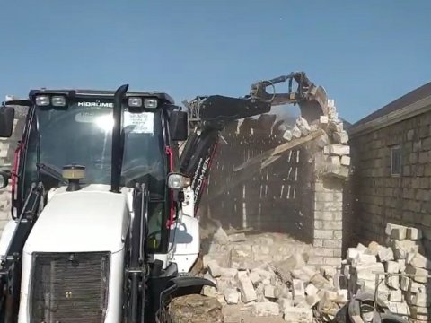 Bakı və Şəmkirdə sənədsiz tikililər söküldü - VİDEO