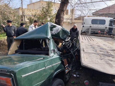 Evakuatorla minik maşını toqquşdu - Ölən var