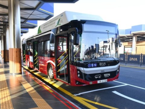 Şəhərdə 2500-dən çox avtobus olmalıdır, ancaq hazırda 2000-dən azdır...