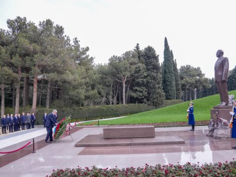 Tokayev Heydər Əliyevin məzarını ziyarət etdi