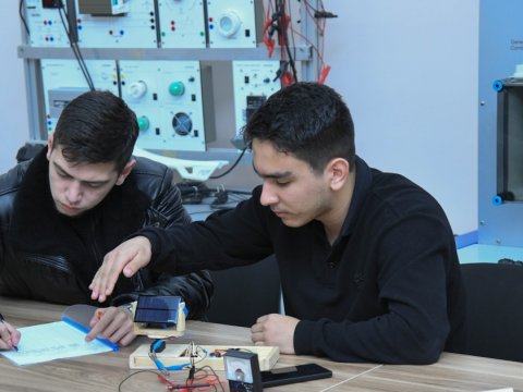 BMU tələbələri günəş panelindən daha çox enerji əldə edən qurğu hazırladılar