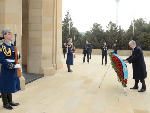 Qazaxıstan Prezidenti Şəhidlər xiyabanını ziyarət etdi - FOTO