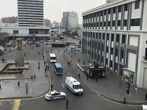 “28 May”ın qarşısında ərazi avtomobilsiz zonaya çevrildi