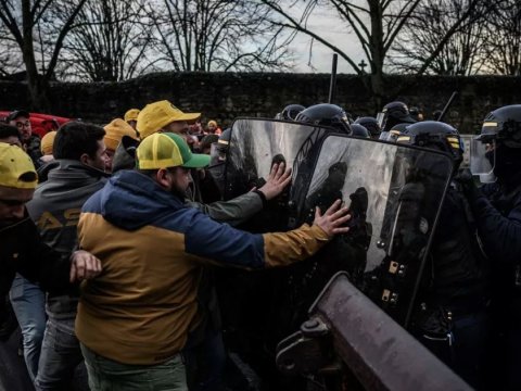 Fransa polisindən fermerlərə qarşı vəhşilik