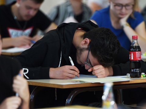 Buraxılış və qəbulda eyni fənlərdən imtahan nəyə lazımdır? - Ekspertdən ETİRAZ