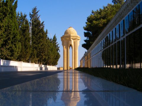 Gürcü deputatlar Fəxri və Şəhidlər xiyabanını ziyarət etdilər