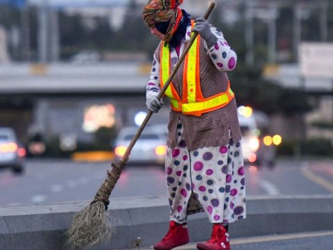 Süpürgəçi qadına əxlaqsız təkliflər edən gənclər HƏBS EDİLDİ