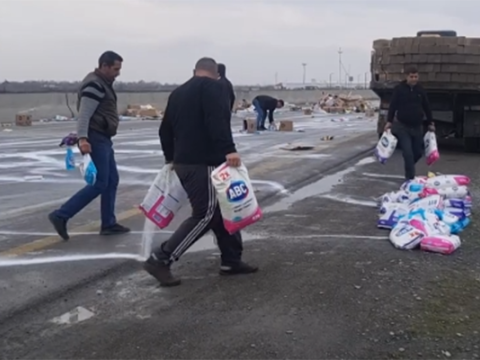 Tonlarla yuyucu toz yola dağıldı - VİDEO