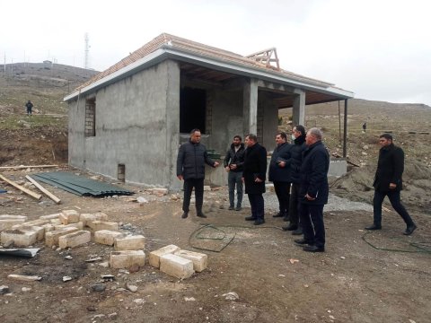 Goranboyda seldən yararsız vəziyyətə düşən evlər yenidən tikilir - FOTO