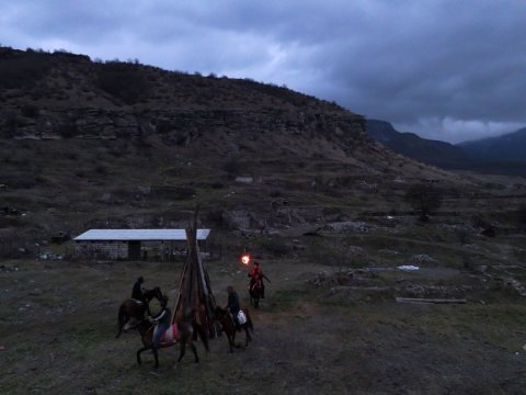 Qarabağ atları Malıbəylidə tonqal ətrafında dövrə vurdu - FOTO/VİDEO