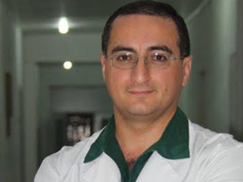 Sevgilisi ilə birlikdə xanımını döyən həkim işdən çıxarıldı